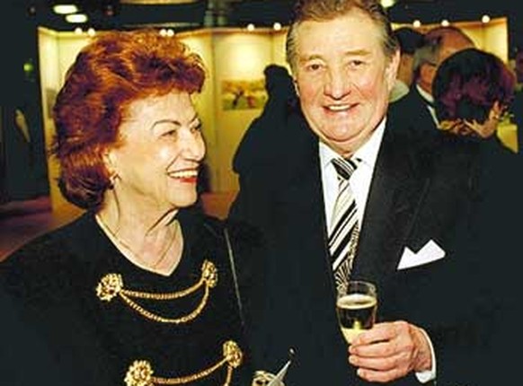 Italia Walter (1921 - 2001) mit ihrem Partner Fritz Walter (1920 - 2002) wird als Mutter der Spielerfrauen angesehen.
