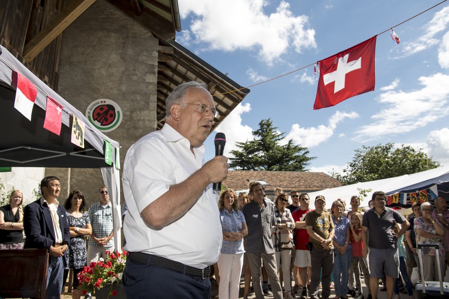 Le president de la Confederation Johann Schneider-Ammann, parle a la population au traditionnel Brunch a la ferme chez la famille Cretegny lors de la fete nationale ce lundi 1er aout 2016 a Bussy-Char ...