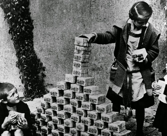 Während der deutschen Hyperinflation wurden die Geldscheine aufgestapelt.
