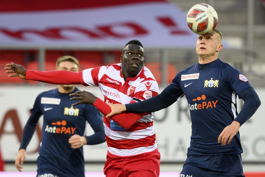 Le defenseur valaisan Birama Ndoye, gauche, lutte pour le ballon avec l&#039;attaquant zuerichois Blaz Kramer, droite, lors de la rencontre de football a huis clos de Super League entre FC Sion et FC  ...