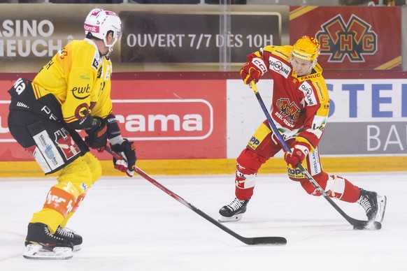 der Berner Spieler Patrick Nemeth, links, und der Bieler PostFinance Top Scorer Toni Rajala,, rechts, kaempfen um den Puck, beim Eishockey Meisterschaftsspiel der National League zwischen dem EHC Biel ...