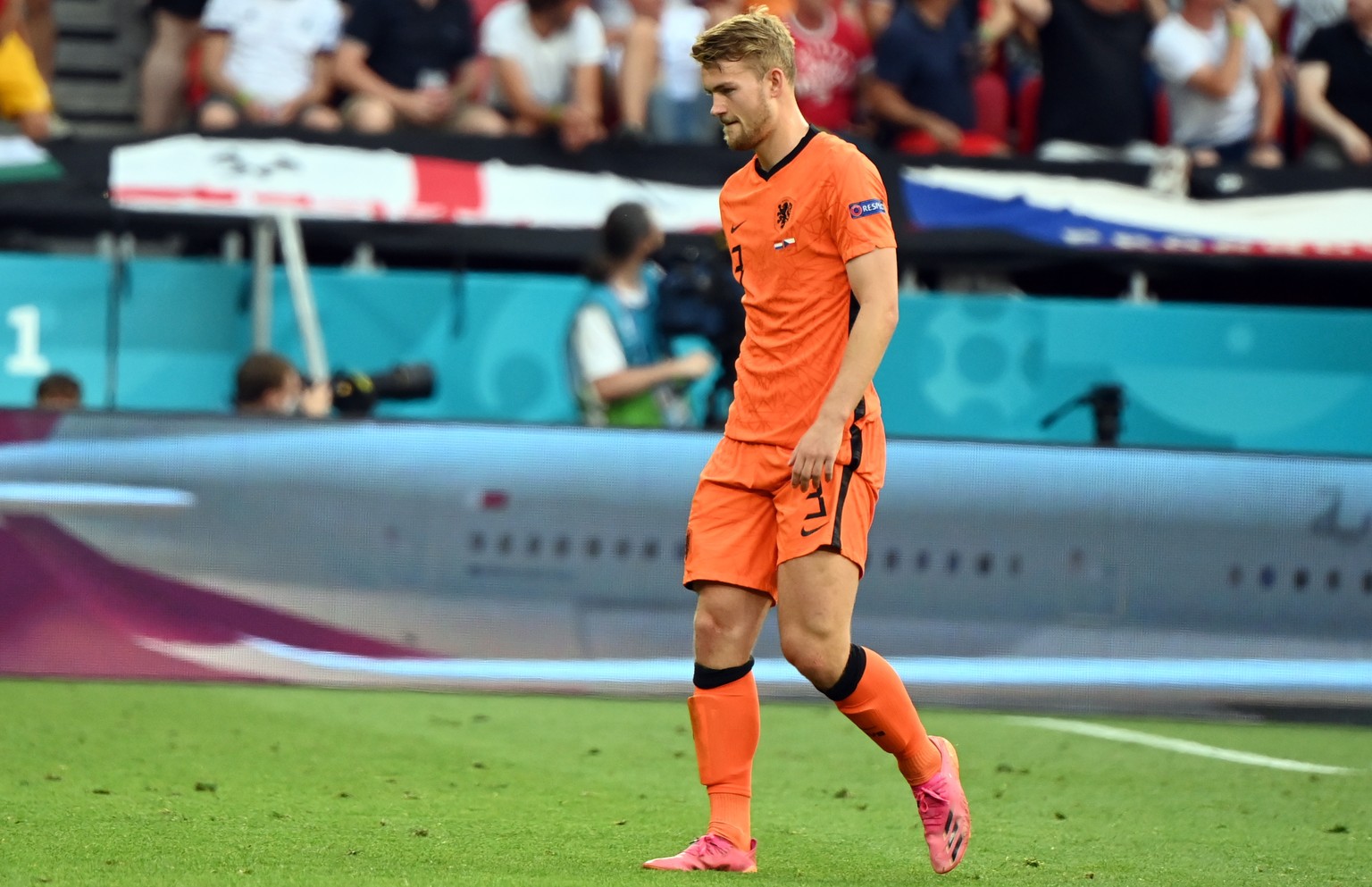 epa09305853 Matthijs de Ligt of the Netherlands leaves the pitch after getting a red card during the UEFA EURO 2020 round of 16 soccer match between the Netherlands and the Czech Republic in Budapest, ...
