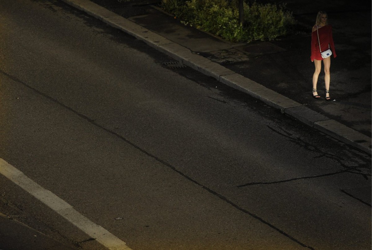 Eine Prostituierte am Sihlquai. Hier soll die Geschädigte laut Anklageschrift zehn Stunden pro Tag angeschafft haben – auf Geheiss der Angeklagten Claudia S.