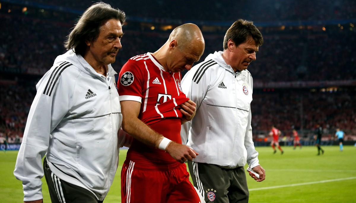 epa06692711 Bayern's Arjen Robben (C) leaves the pitch after picking up an injury during the UEFA Champions League semi final, first leg soccer match between Bayern Munich and Real Madrid at the  ...