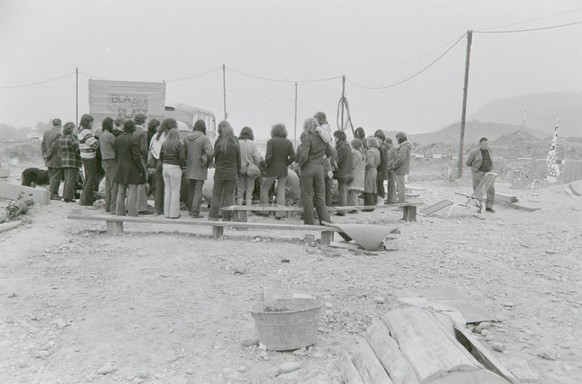 Immer mehr Aktivistinnen und Aktivisten versammeln sich auf dem besetzten Gelände.
https://permalink.nationalmuseum.ch/101325216