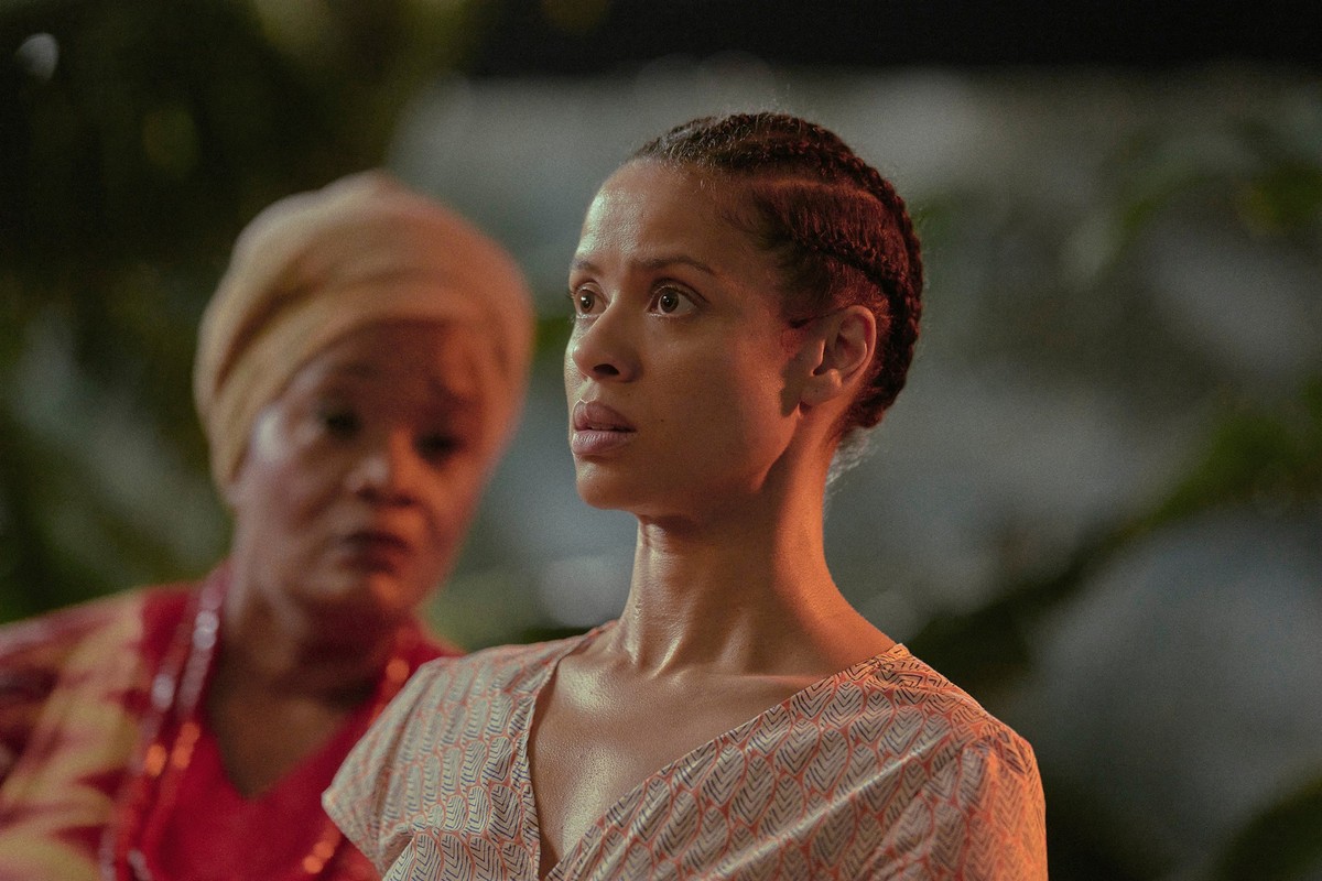 With Oliver and Cudjoe now possessed, Claudia seeks out
her Aunt Mercy to help her defeat Charlotte. Mercy
instructs Claudia into a Spirit Journey, a trance-like state
led by their ancestors, and Clau ...