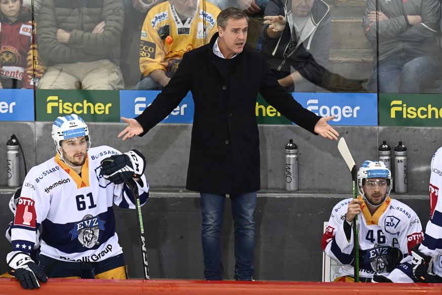 Zugs Head Coach Dan Tangnes, Mitte, waehrend dem Qualifikations-Spiel der National League, zwischen den SCL Tigers und dem EV Zug, am Samstag 22. Oktober 2022, im Ilfisstadion in Langnau. (KEYSTONE/Ma ...