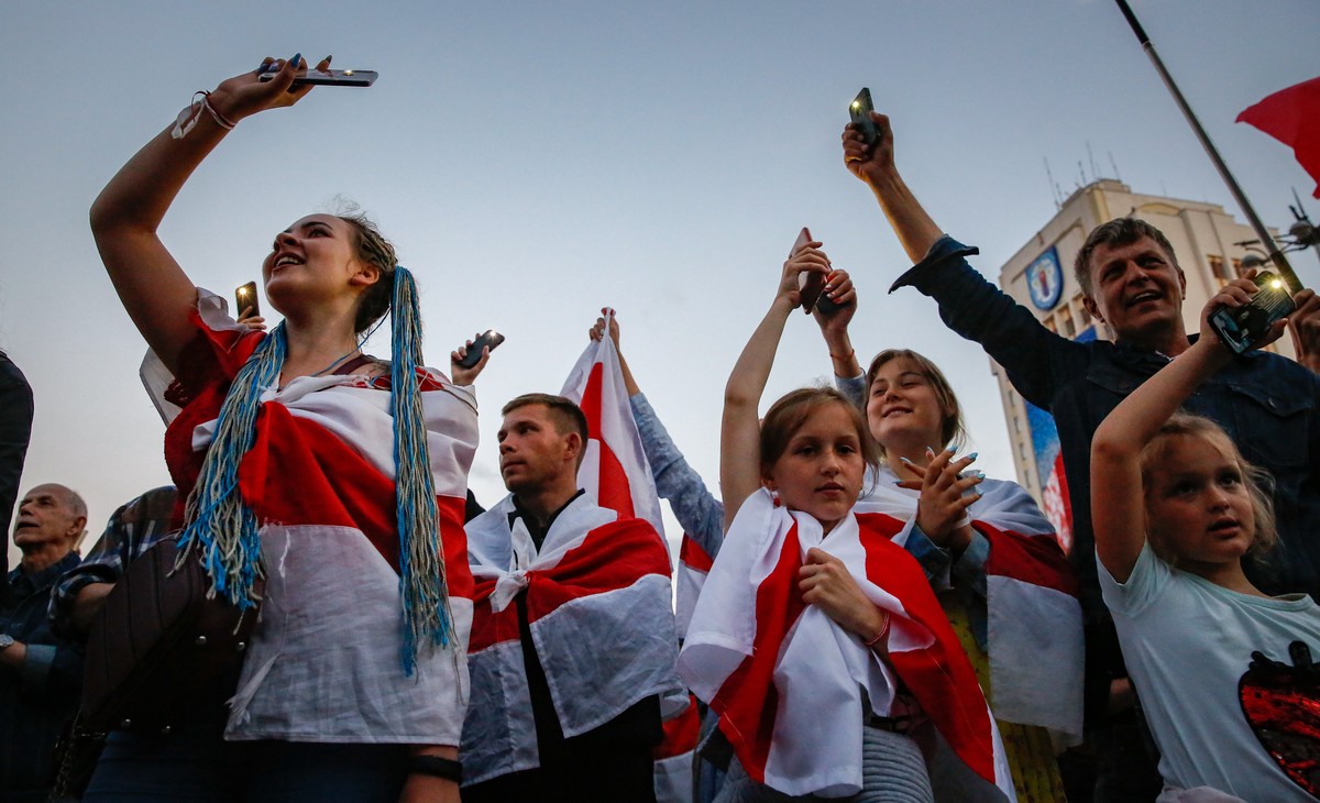 epa08622855 People attend a protest against the results of the presidential elections, in Minsk, Belarus, 24 August 2020. Opposition in Belarus alleges poll-rigging and police violence at protests fol ...