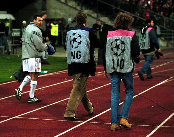 18 Apr 2001: The unkown person how joined in the offical Manchester United team group heads off as the game starts before the match between Bayern Munich and Manchester United in the UEFA Champions Le ...