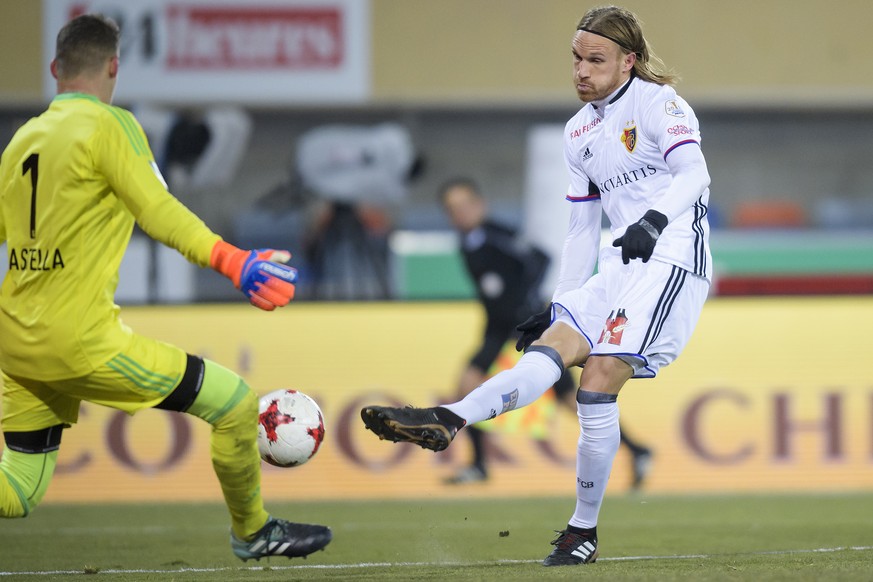 Le defenseur balois Michael Lang, droite, marque le 0:3 face au gardien lausannois Thomas Castella, gauche, lors de la rencontre de football de Super League entre le FC Lausanne-Sport, LS, et le FC Ba ...