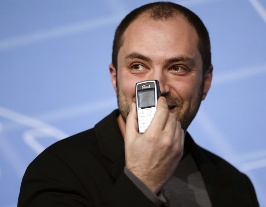 WhatsApp-Gründer Jan Koum mit Uralt-Handy. Der Jahresbeitrag habe sich nicht bewährt.<br data-editable="remove">