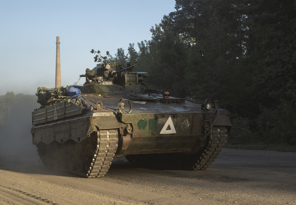 epa11553573 Ukrainian servicemen ride an APC on a road in the Sumy region near the border with Russia, Ukraine, 17 August 2024 amid the Russian invasion. Ukrainian troops have advanced 35 kilometers w ...