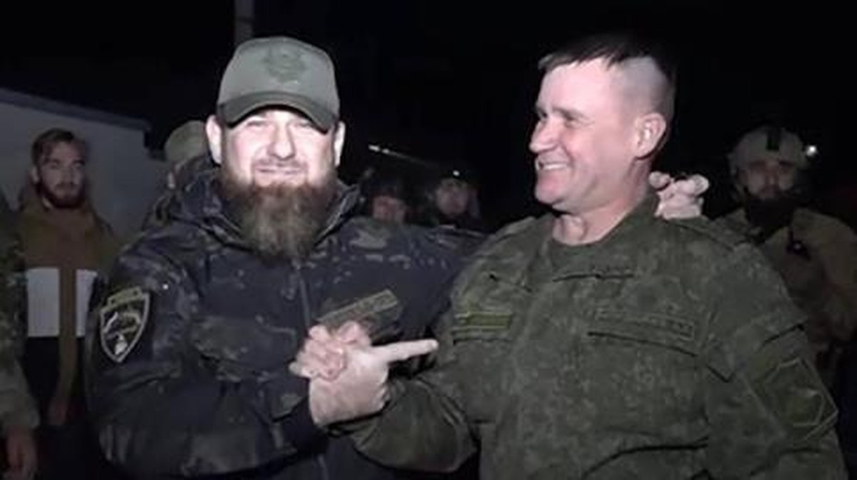 Ramsan Kadyrow (l) L, Oberhaupt von Tschetschenien und Andrei Mordichev, russischer General: Mordichev soll nach ukrainischen Angaben bereits gefallen sein.
