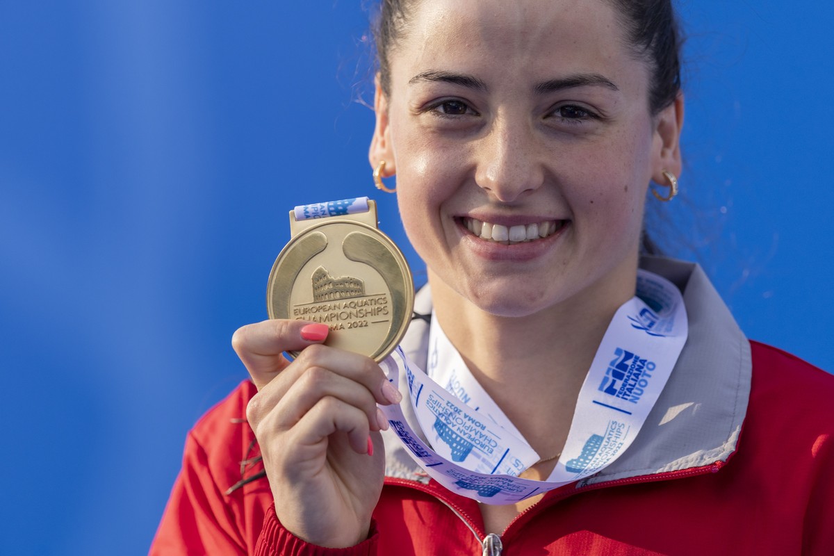 Lisa Mamie mit ihrer Goldmedaille nach ihrem Sieg im Final ueber 200m Brust an den Schwimm-Europameisterschaften am Montag, 15. August 2022, in Rom, Italien. (KEYSTONE/Patrick B. Kraemer)