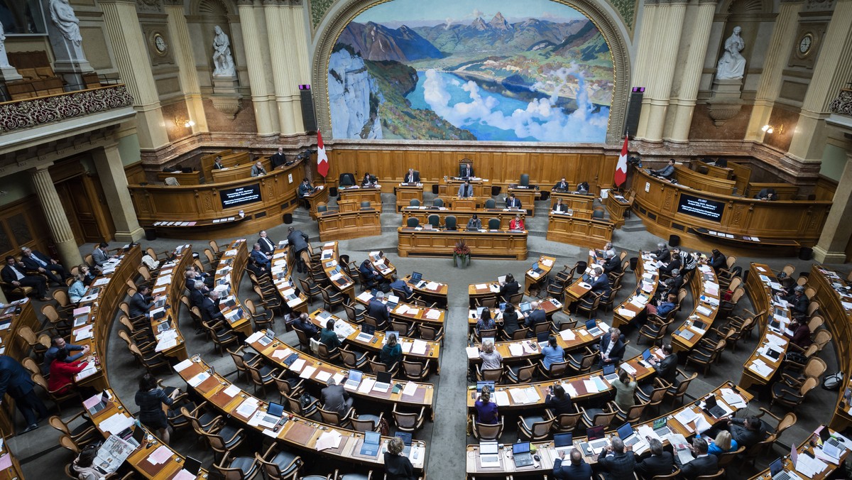 Blick von der Tribuene des Zuschauenden in den Saal, wo die ausserordentlichen Session der Eidgenoessischen Raete stattfindet, am Dienstag, 11. April 2023 im Nationalrat in Bern. Die ausserordentliche ...