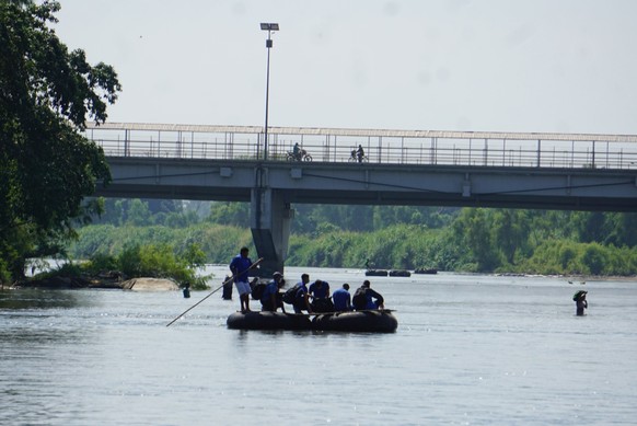 epa08950619 Honduran migrants arrive at the border between Mexico and Guatemala in Tapachula, Mexico, 19 January 2021. Small groups of Honduran migrants have arrived at the border between Mexico and G ...