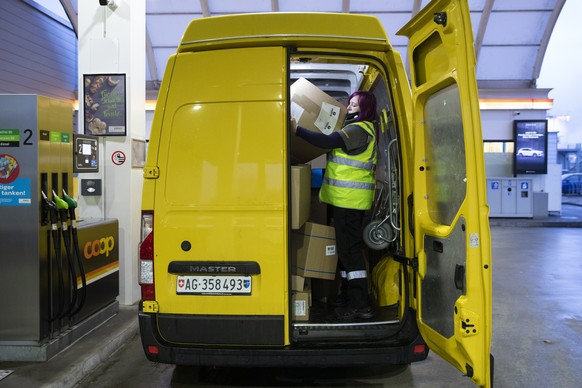 Leila Meyer, Paketbotin der Post, liefert Pakete aus, am Mittwoch, 9. Dezember 2020, in Egerkingen. (KEYSTONE/Peter Klaunzer)