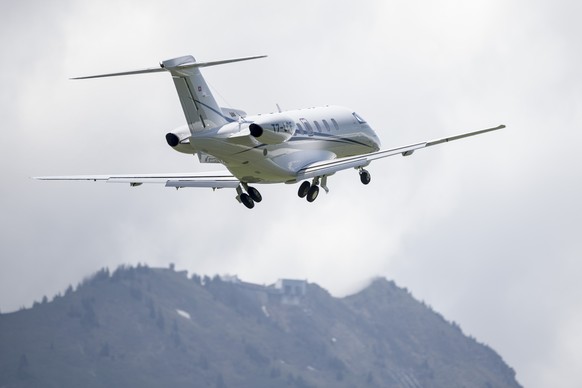 Ein Flugzeug des Typs Business Jet PC-24 des Flugzeugherstellers Pilatus beim Abflug von den Werkhallen in Stans, am Mittwoch, 23. Mai 2018. Das Flugzeug wurde an den ehemaligen Nestle Verwaltungsrat  ...