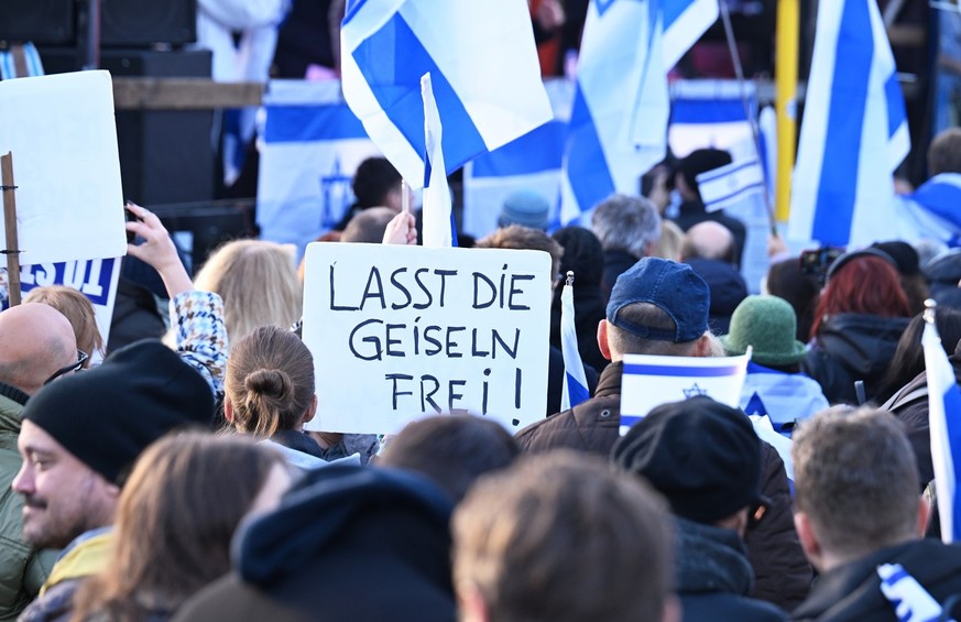 19.11.2023, Berlin: ·Lasst die Geiseln frei· steht auf einem Transparent, das eine Demonstrantin auf der Demonstration ·Jüdisches Leben Berlin· für Israel und gegen Antisemitismus hält. Sechs Wochen n ...