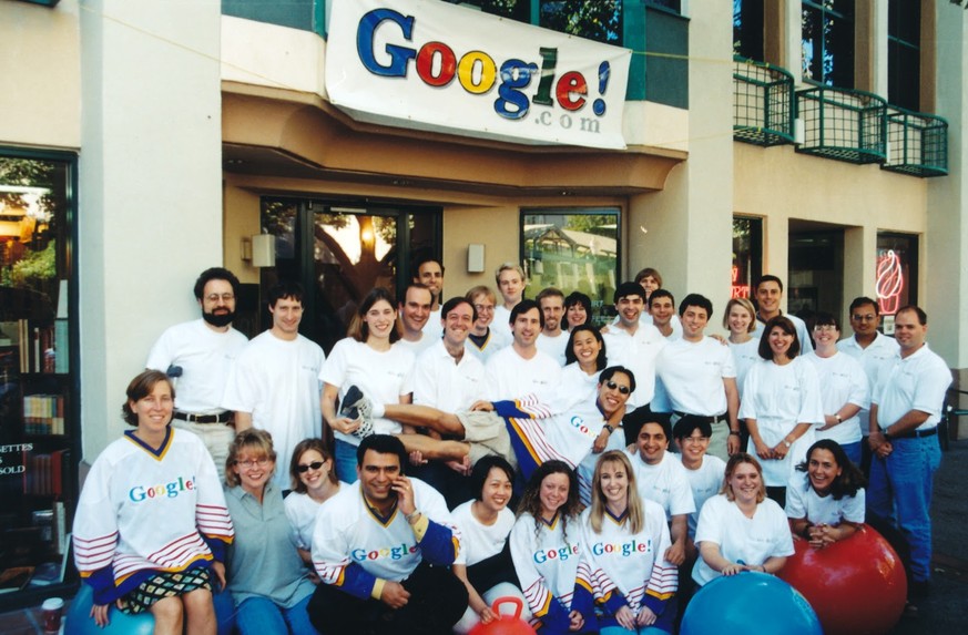 Ein Teamfoto vor dem alten Büro in Palo Alto vor dem Umzug nach Mountain View.&nbsp;