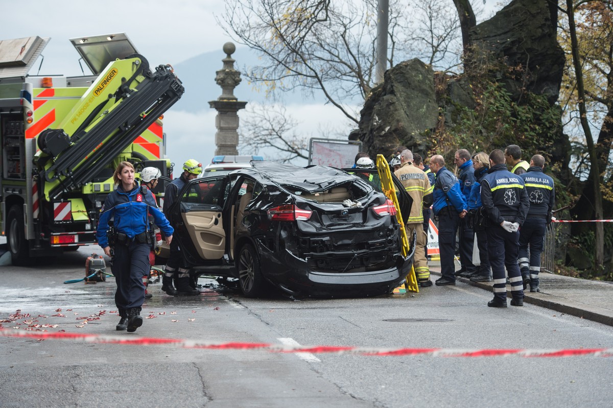 Rettungskraefte mit dem geborgenen Unfallauto an der Ungluecksstelle bei der Via Riviera in Castagnola, wo am Donnerstagmorgen ein Fahrzeug in den Luganersee gestuerzt ist, aufgenommen am Donnerstag,  ...