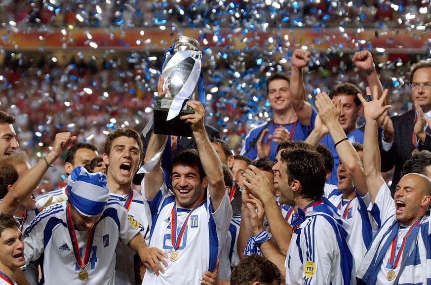 ARCHIVBILD --- ZUM RUECKBLICK AUF DIE GEWINNER AN FUSSBALL-EUROPAMEISTERSCHAFTEN STELLEN WIR IHNEN FOLGENDES BILD ZUR VERFUEGUNG ? GRIECHENLAND 2004 --- WEITERES BILDMATERIAL ZUR FUSSBALL EUROPAMEISTE ...