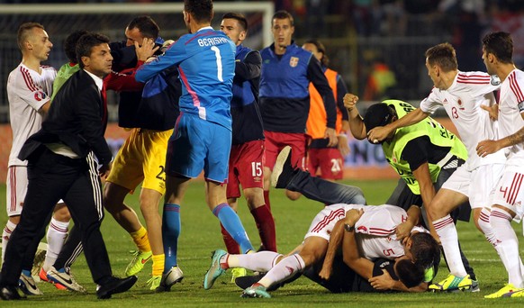 Serbische und albanische Spieler gehen im Oktober 2014 in Belgrad aufeinander los. Nun taten es ihnen Fans in Zürich gleich.