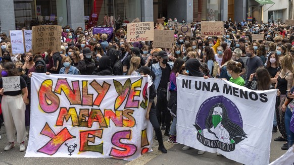 Vor dem Appellationsgericht findet eine Demonstration fuer ein Vergewaltigungsopfer statt, in Basel, am Sonntag, 8. August 2021. Nach dem strafmildernden Urteil in einem Vergewaltigungsfall wurde dazu ...