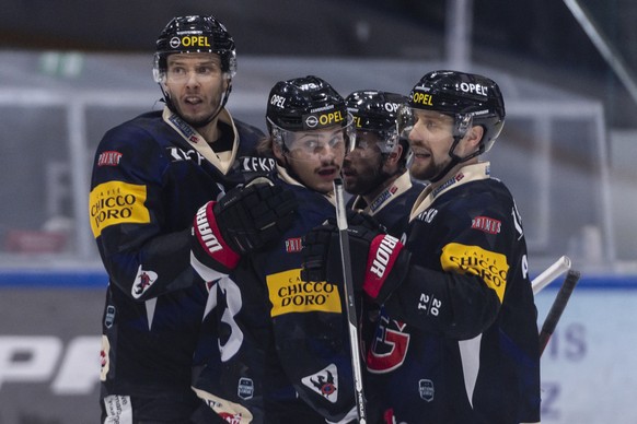 Gotterons Julien Sprunger, Sandro Schmid, Chris DiDomenico und Marc Abplanalp, von links, jubeln nach Schmids Tor zum 3:0 beim Eishockey Meisterschaftsspiel der National League zwischen dem HC Fribour ...