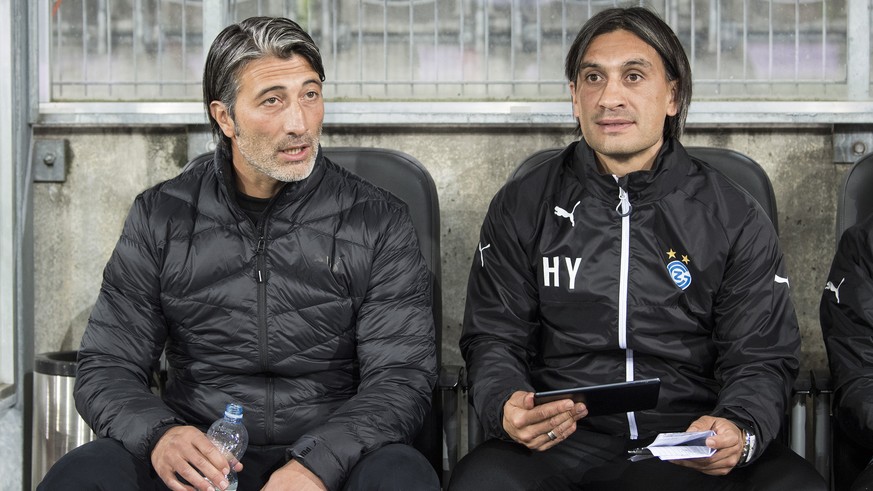 Zuerichs Trainer Murat Yakin, links, und sein Bruder und Assistent Hakan Yakin im Fussball Meisterschaftsspiel der Super League zwischen dem FC Thun und dem Grasshopper Club Zuerich, am Donnerstag, 21 ...