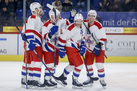 Torjubel Kloten nach dem 2:0 durch Klotens Niko Ojamaeki, 2.v.r., waehrend der Meisterschaftspartie der National League zwischen dem EHC Kloten und dem HC Davos, am Samstag, den 9. Dezember 2023, in d ...