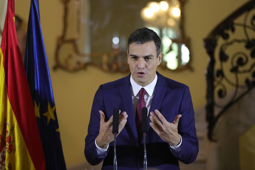 epa07185581 Spanish Prime Minister Pedro Sanchez speaks with the media at the Ambassador Residence in Havana, Cuba, on 23 November 2018. Sanchez is on an official two-day visit to the island. EPA/Juan ...
