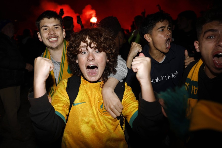 Football World Cup Australia Reaks Socceroos fans celebrate Australia's goal as they watch Australia play Denmark in FIFA World Cup, WM, WM, Fußball in Federation Square...