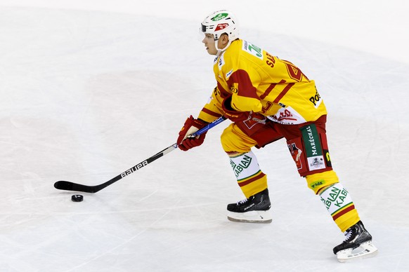 Tigers&#039; defender Vili Saarijaervi drives the puck, during a National League regular season game of the Swiss Championship between Geneve-Servette HC and SCL Tigers, at the ice stadium Les Vernets ...