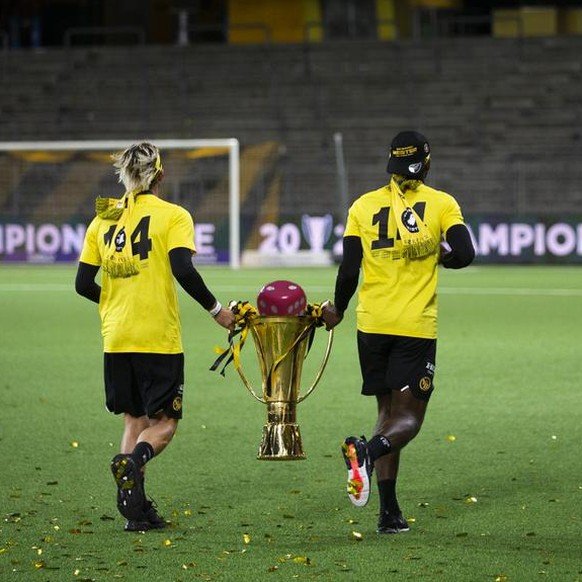 «Ein spezieller Moment für einen einfachen Würfel wie mich: Berner Spieler nehmen mich im Pokal mit auf die Ehrenrunde im leeren Stadion.»