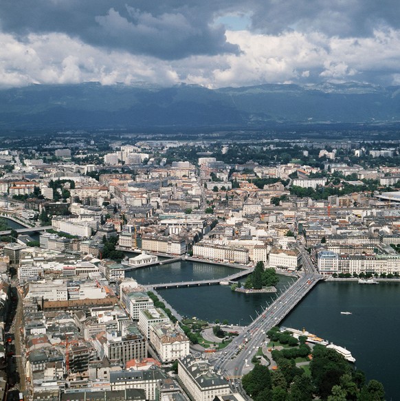 ARCHIV --- ZUR KANTONALEN ABSTIMMUNG UEBER DEN GENFER TUNNEL STELLEN WIR IHNEN FOLGENDES BILD ZUR VERFUEGUNG --- Geneve avec rive gauche et rive droite. Pont du Mont-Blanc. Undatierte Luftaufnahme. (K ...