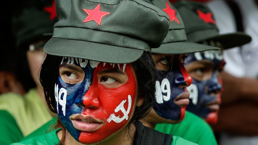 epa06409767 Fighters of the New People&#039;s Army (NPA), the armed wing of the Communist Party of the Philippines (CPP) in the Sierra Madre mountains of Luzon region, Philippines, 29 December 2017 (i ...