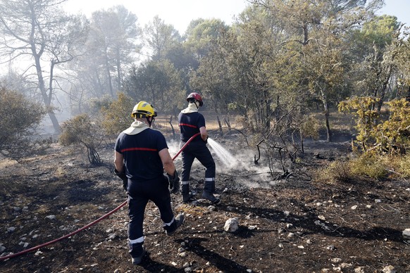 epa13127027 Firefighters work to extinguish a wildfire in Ponteves, southern France, 22 July 2026. The blaze forced scores of people to evacuate, emergency services said. EPA/SEBASTIEN NOGIER