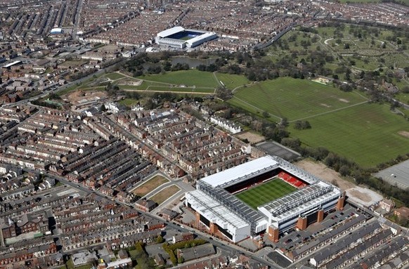 Der Goodison Park (im Hintergrund) des FC Everton und die Anfield Road liegen nur ein paar Kilometer voneinander entfernt.