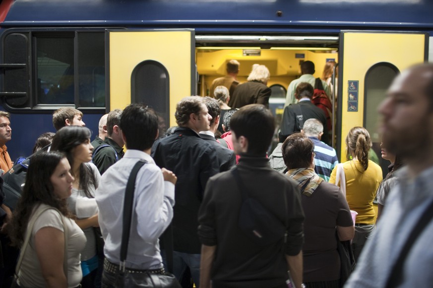 ZUR ABSTIMMUNGSVORLAGE UEBER DIE VOLKSINITIATIVE &quot;PRO SERVICE PUBLIC&quot; FUER DEN SONNTAG, 5. JUNI 2016, STELLEN WIR IHNEN FOLGENDES BILDMATERIAL ZUR VERFUEGUNG - Commuters get on a suburban tr ...