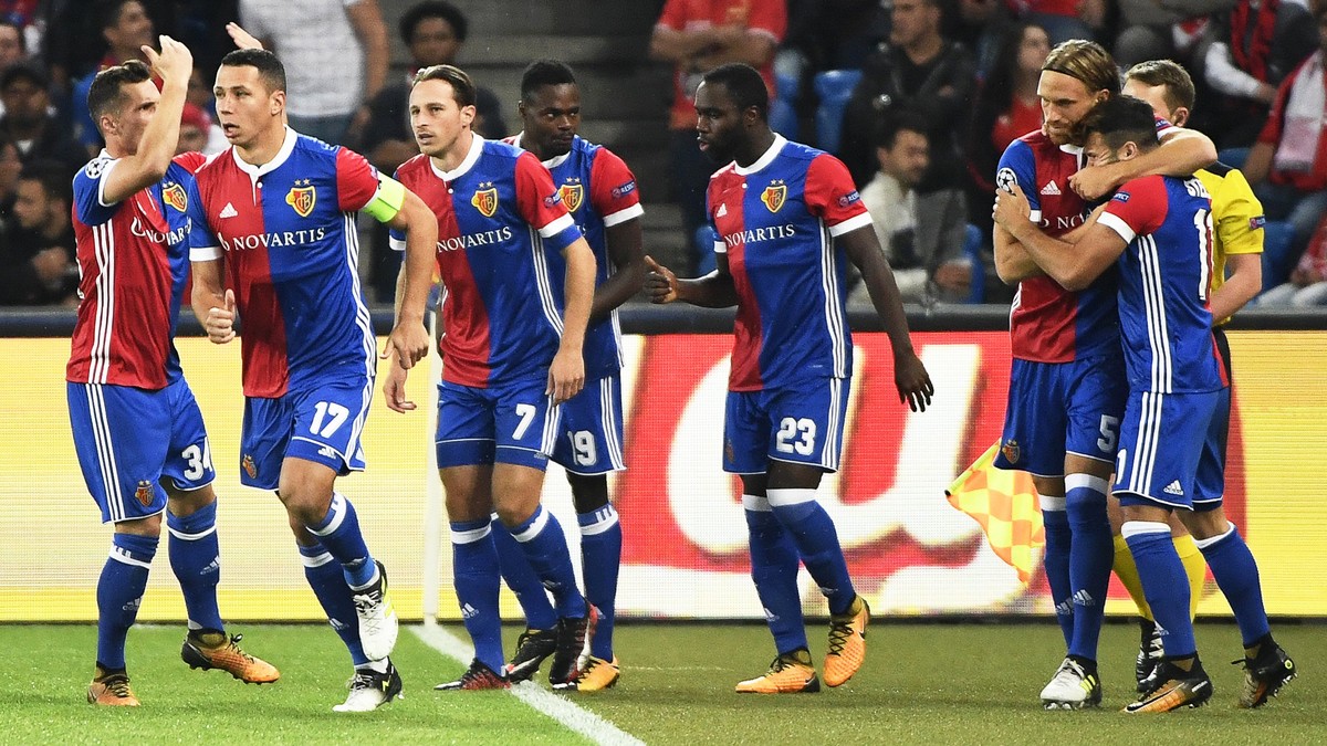 epa06230845 Basel's Michael Lang (2-R) celebrates with his teammates after scoring the 1-0 lead during the UEFA Champions League group A soccer match between FC Basel 1893 and Benfica Lisbon in t ...