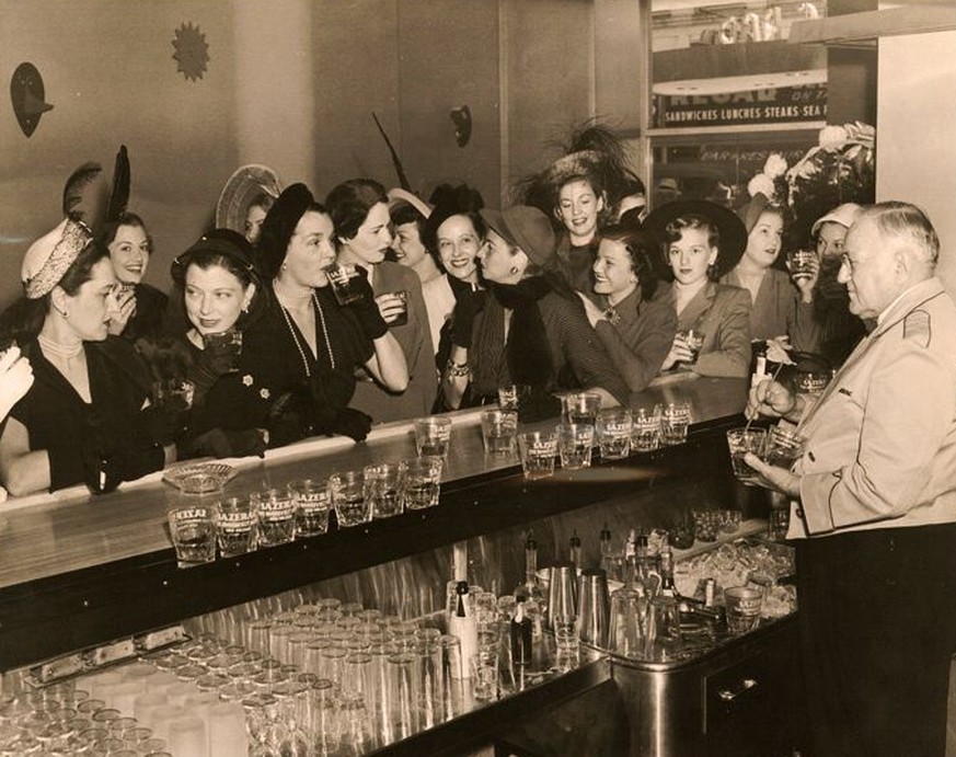 storming the sazerac 1949 frauen cocktails trinken new orleans retro history drinks alkohol usa https://thesocietypages.org/socimages/2010/11/08/the-stormin-of-the-sazerac/