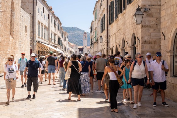 PXL_dubrovnik_heat Tourists who are not visiting the historic city center have sought refuge from the heat wave in the sea on nearby beaches, in Dubrovnik, Croatia, on June 25. 2025. PUBLICATIONxNOTxI ...