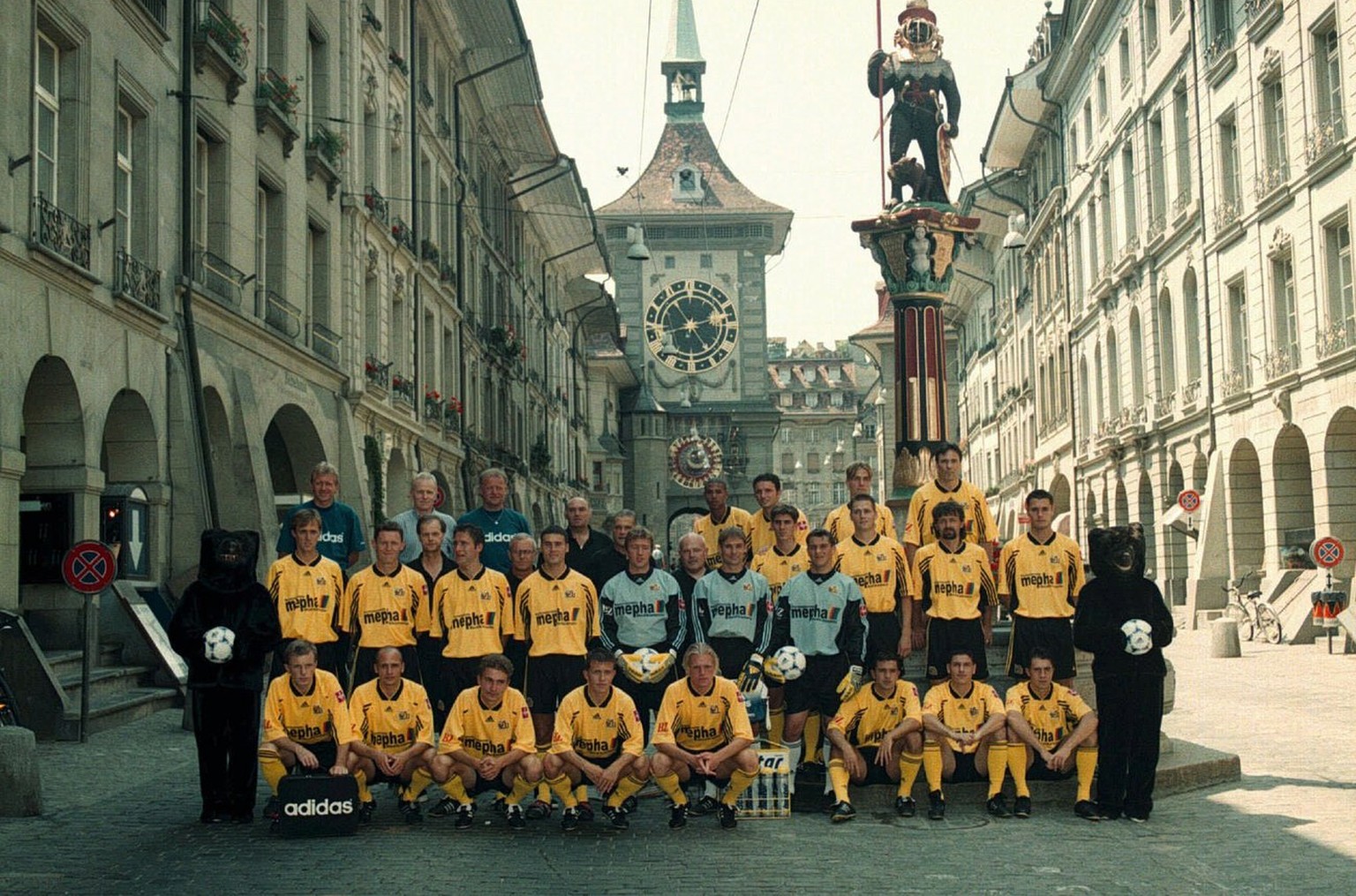 Die erste Mannschaft des Berner Fussballvereins Young Boys posieren am Montag, 20. Juli 1998, in Berns Hauptgasse vor dem Zeitglockenturm zum traditionellen Fototermin. (KEYSTONE/Juerg Mueller)