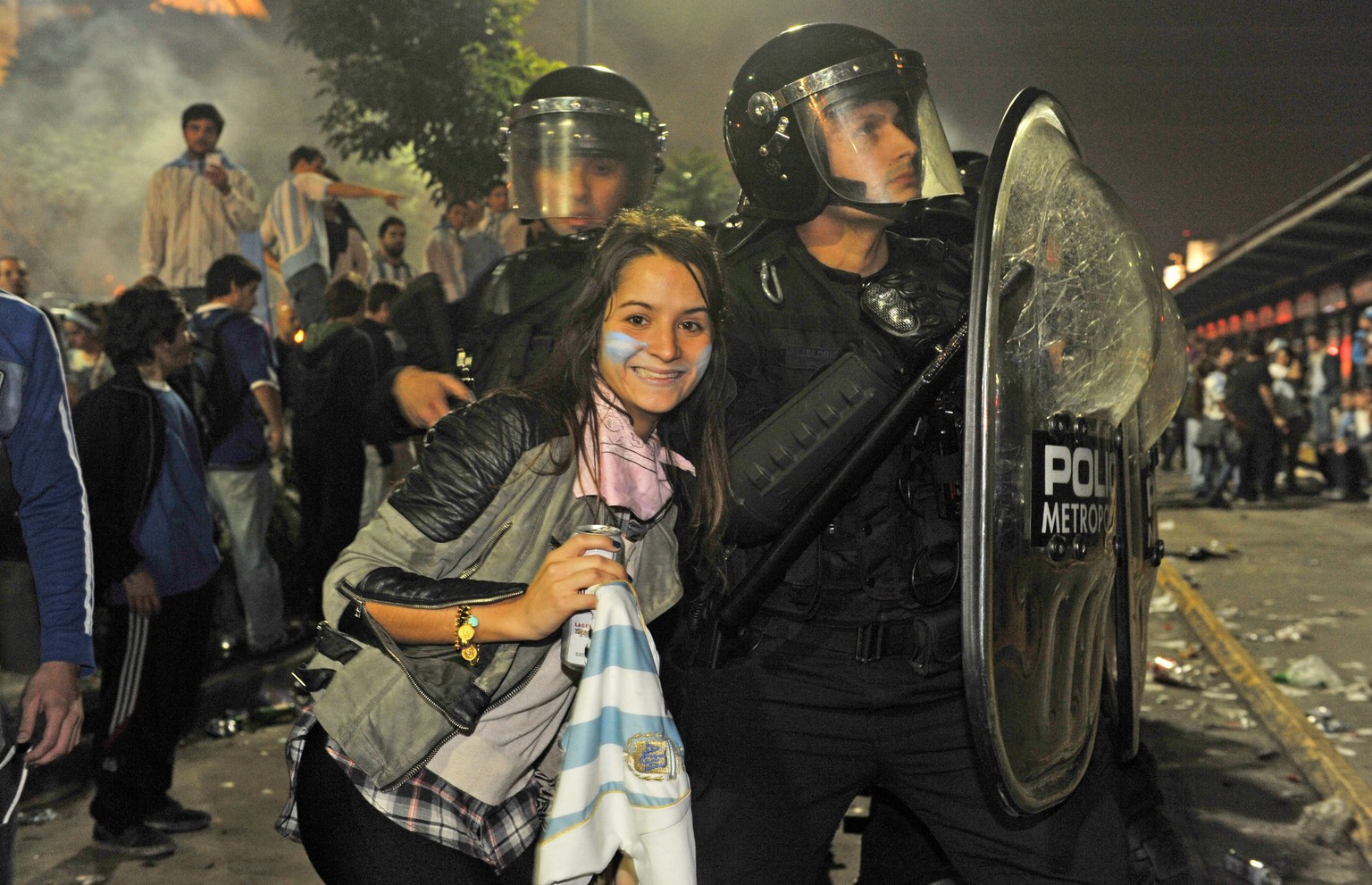 Einige Fans schlossen bald schon Frieden mit den Polizisten.