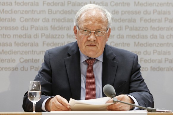 Bundesrat Johann Schneider-Ammann spricht waehrend einer Medienkonferenz ueber die Volksinitiative &quot;Fuer Ernaehrungssouveraenitaet – Die Landwirtschaft betrifft uns alle&quot;, am Dienstag, 21. A ...