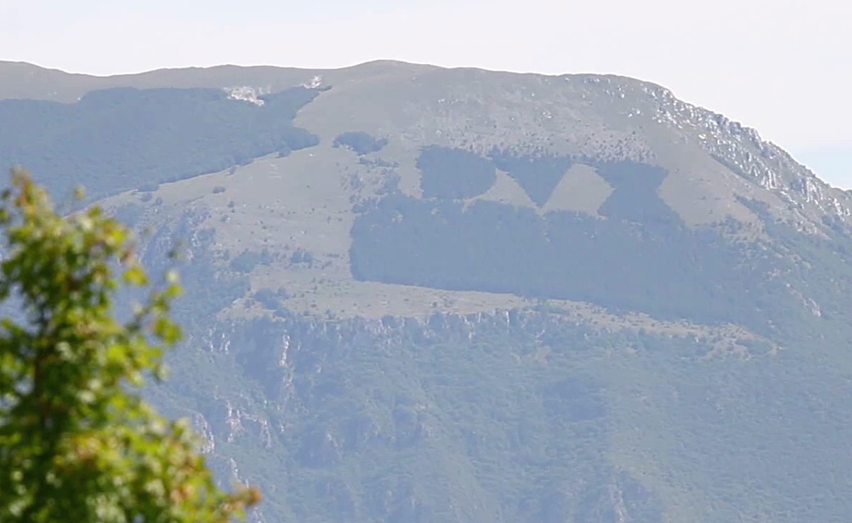 Monte Giano, Italien. Wald in Form der Buchstaben DUX zu Ehren von Mussolini.
https://commons.wikimedia.org/wiki/File:Monte_Giano_-_bosco_DUX_da_Calcariola_02.png