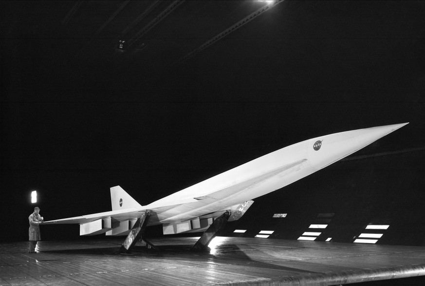 Fixed Wing Supersonic Transport in Ames 40x80 Foot Wind Tunnel.
NASA ID: A-34529
3/4 front view of Fixed Wing SST - Lockheed SST on Ground Plane with leading edge flaps deflected in Ames 40x80 foot Wi ...