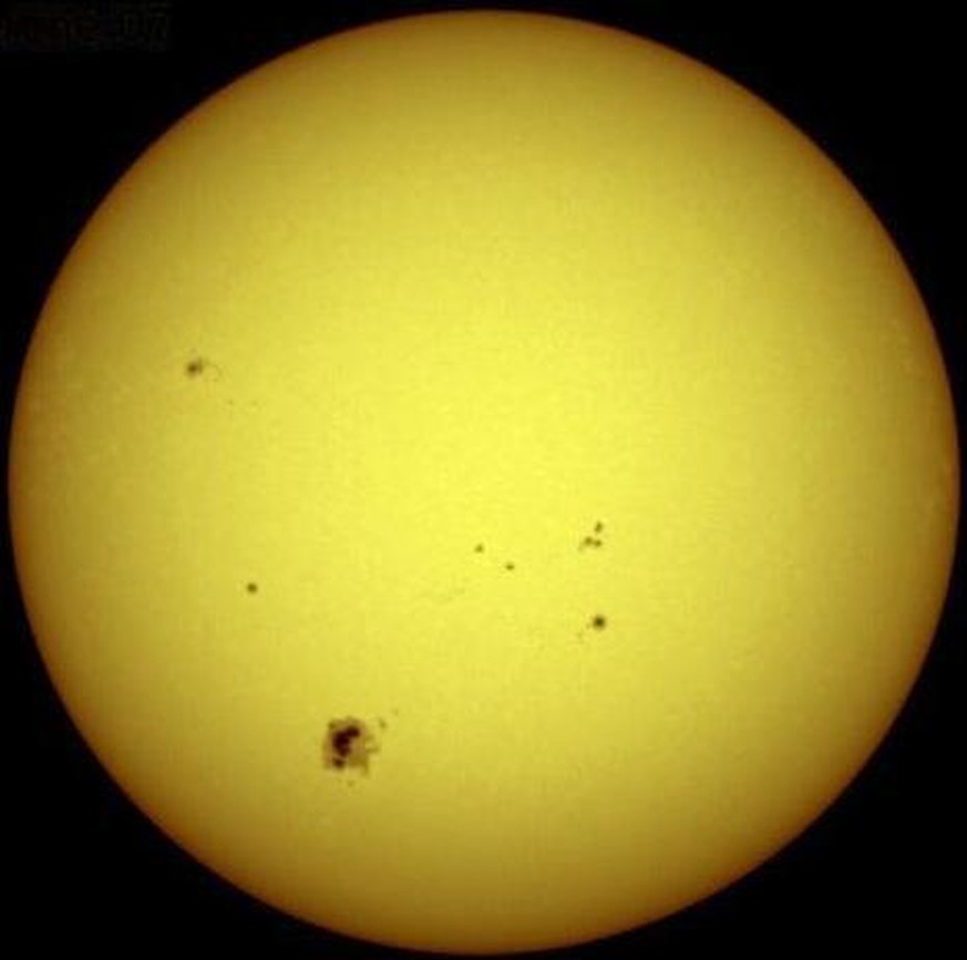 Die Sonne mit Sonnenflecken. Die zwei kleinen Sonnenflecken in der Mitte haben ungefähr den gleichen Durchmesser wie unser Planet Erde.
https://de.wikipedia.org/wiki/Sonne#/media/Datei:Sun920607.jpg