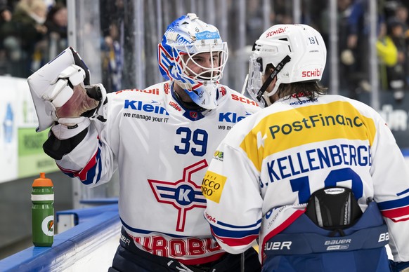 Torhueter Sandro Zurkirchen (EHCK), links, jubelt nach dem Sieg 2-0 mit Steve Kellenberger (EHCK), rechts, beim Eishockey Meisterschaftsspiel der National League A zwischenFribourg-Gotteron, HCFG, und ...